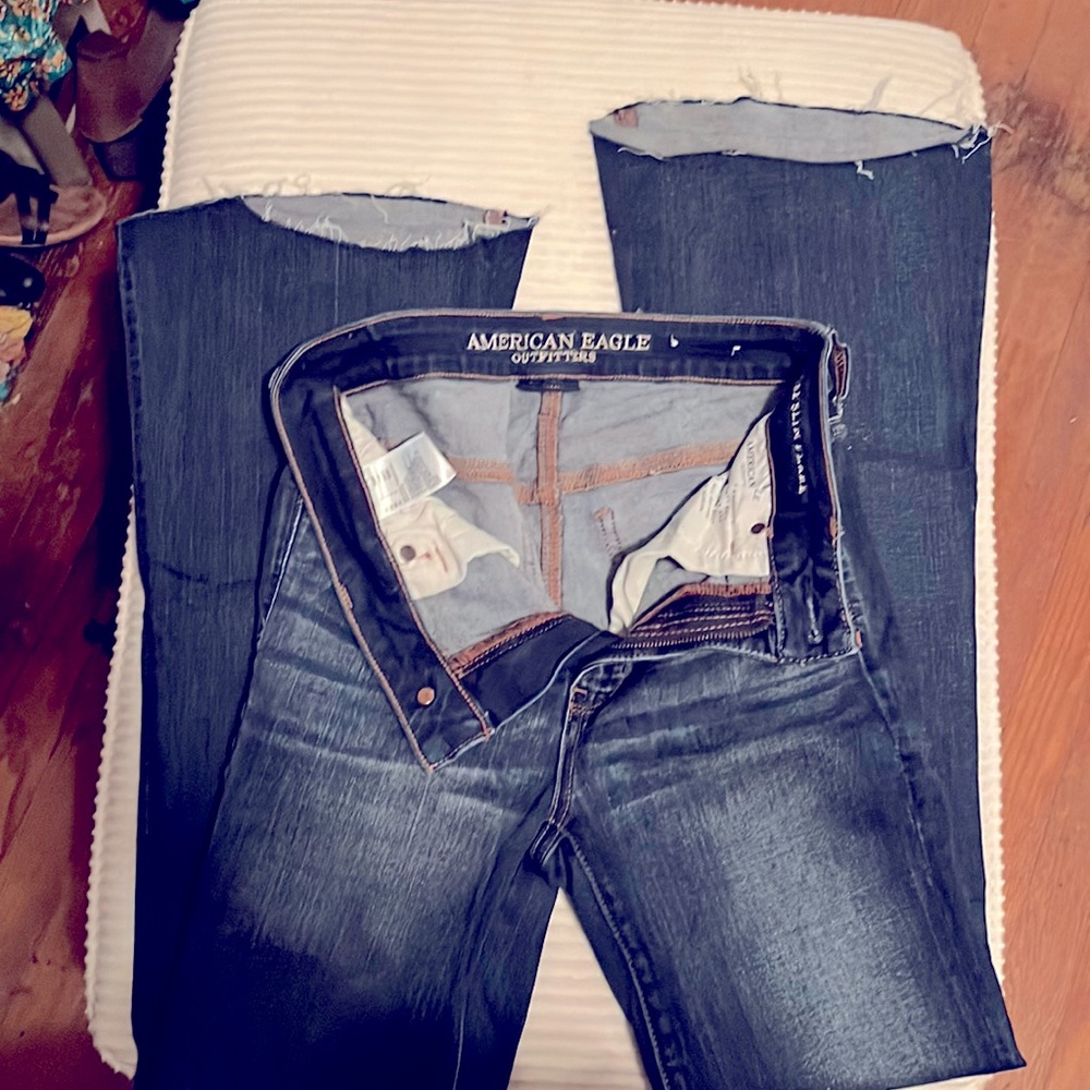American Eagle, dark wash, superstretch flare, leg. Raw hem. 4 short